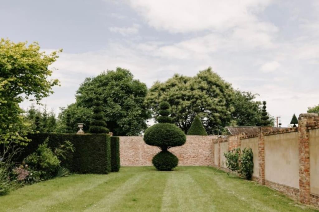 Cressy Hall - Historic Grade II Listed Manor, Gorgeous Topiary Garden Gosberton Bagian luar foto
